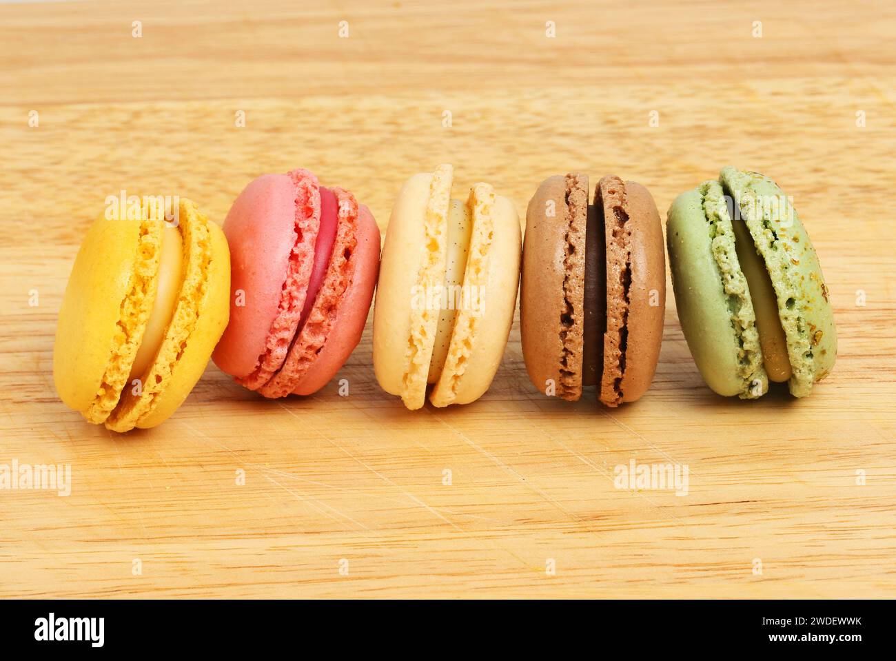 Auswahl an Macarons auf einem Holzbrett Stockfoto