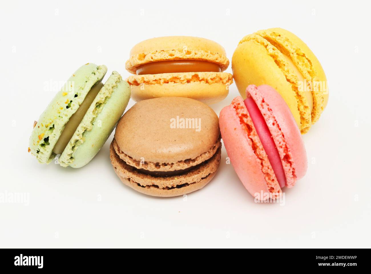 Auswahl von Macarons auf weißem Hintergrund Stockfoto