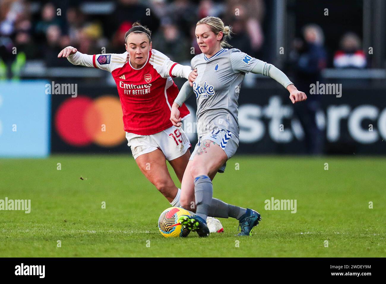 Arsenals Caitlin Foord kämpft im Mangata Pay UK Stadium in Borehamwood gegen Evertons Lucy Hope. Bilddatum: Samstag, 20. Januar 2024. Stockfoto