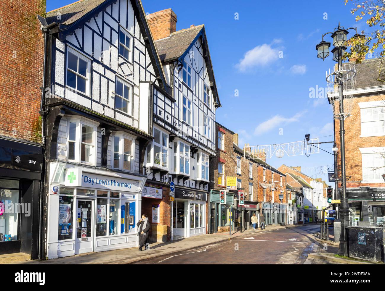 Ripon Market Place West mit Day Lewis Pharmacy und Superdrug sowie anderen lokalen Geschäften in Ripon North Yorkshire England Großbritannien GB Europa Stockfoto