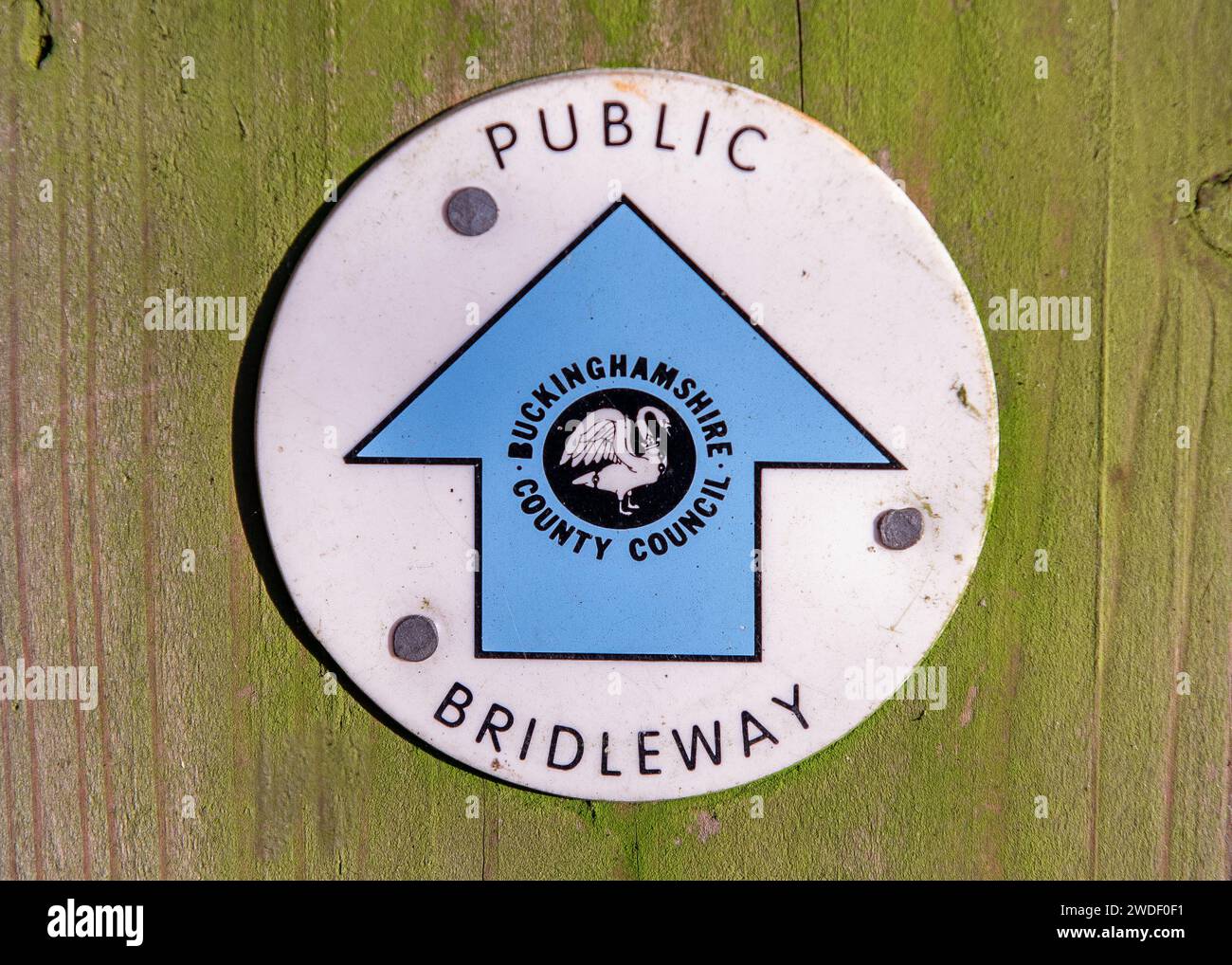 Rundes öffentliches Bridleway-Schild vom Buckinghamshire County Council mit Holzhintergrund Stockfoto
