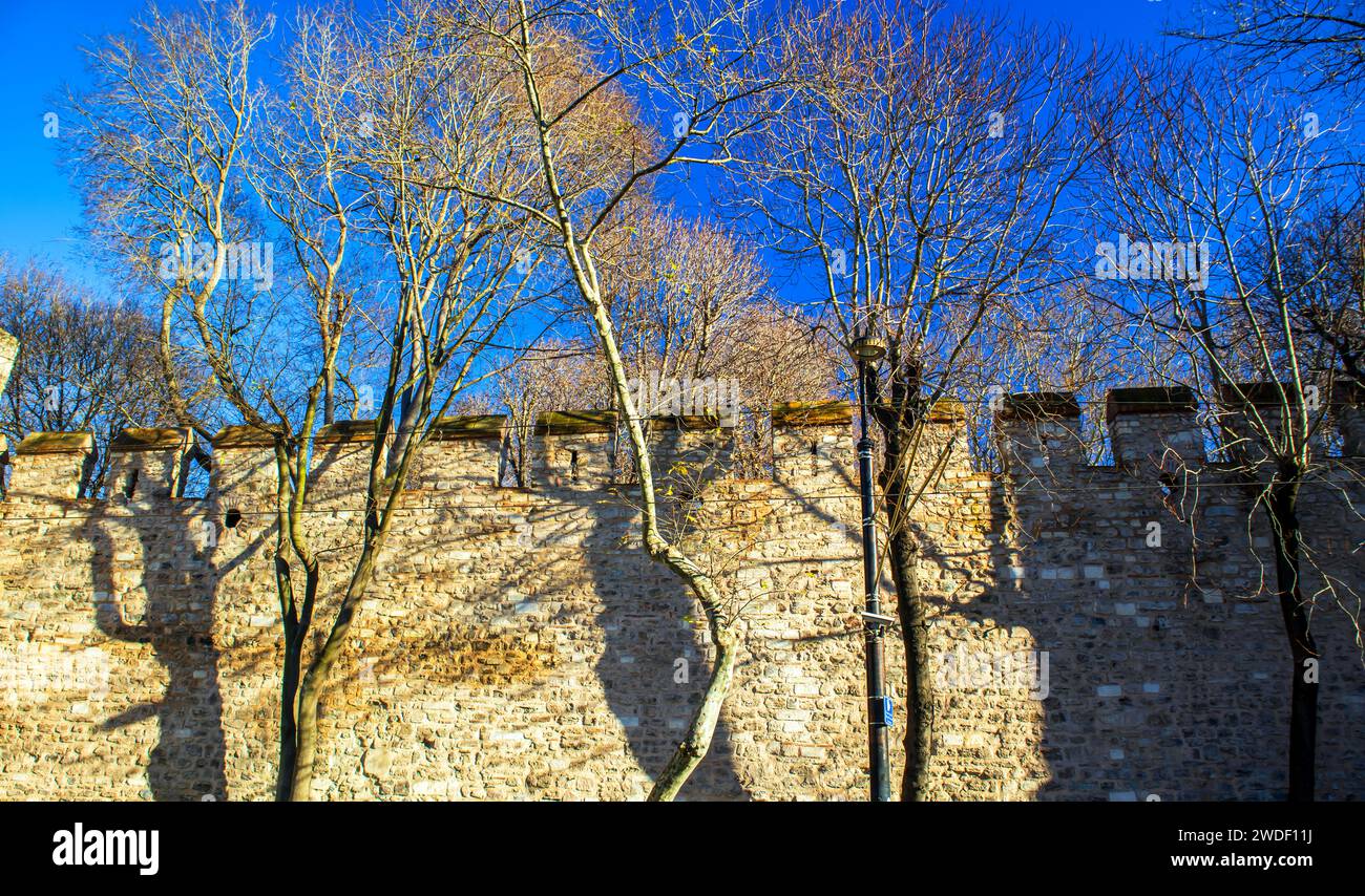 Historischer Gulhane Park Steinmauer Und Bäume Unter Dem Winterhimmel. Stockfoto