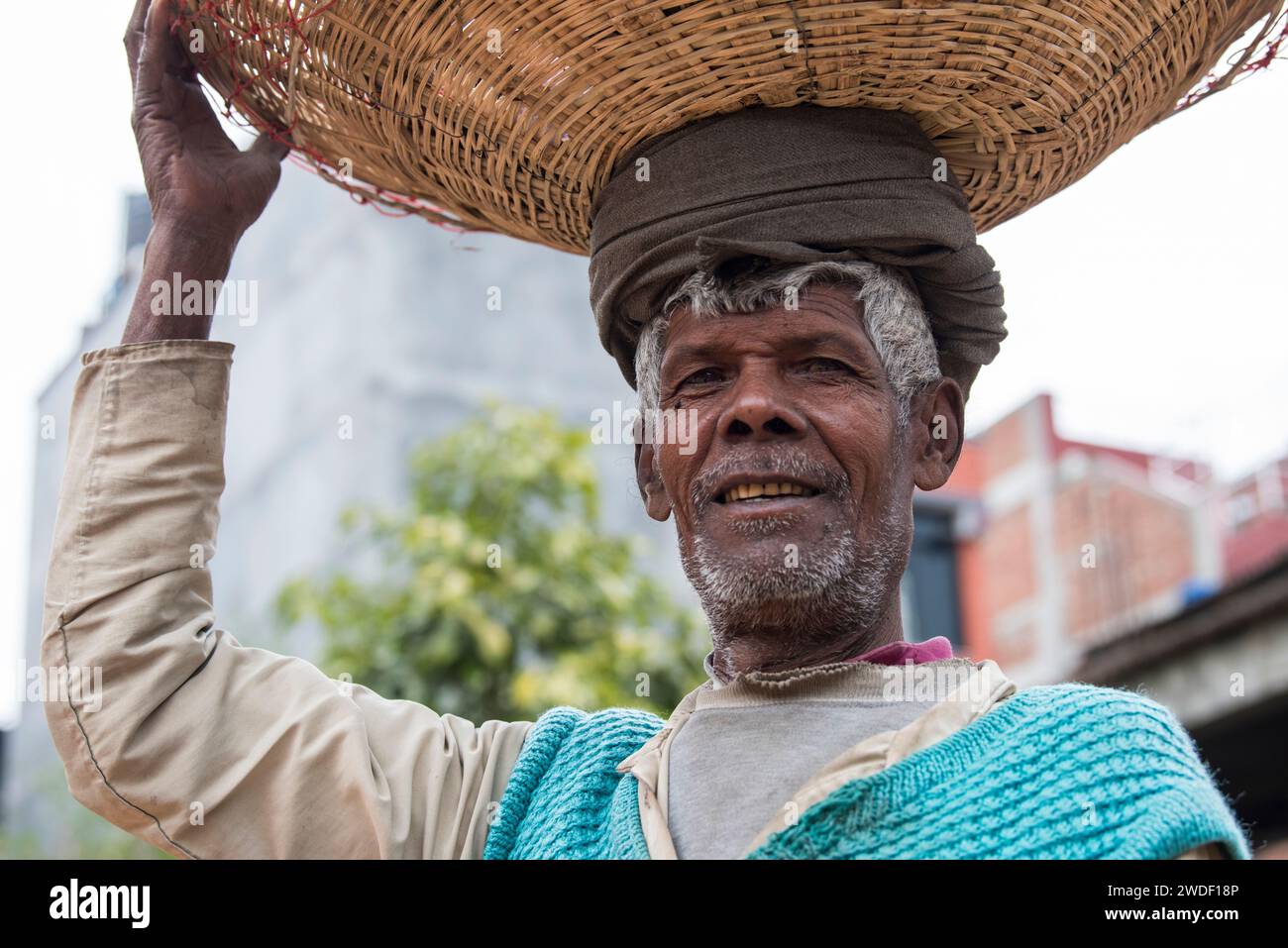 Kathmandu, Nepal – April 20,2023: Porträt älterer Nepalesen auf dem Patan Durbar Square. Stockfoto