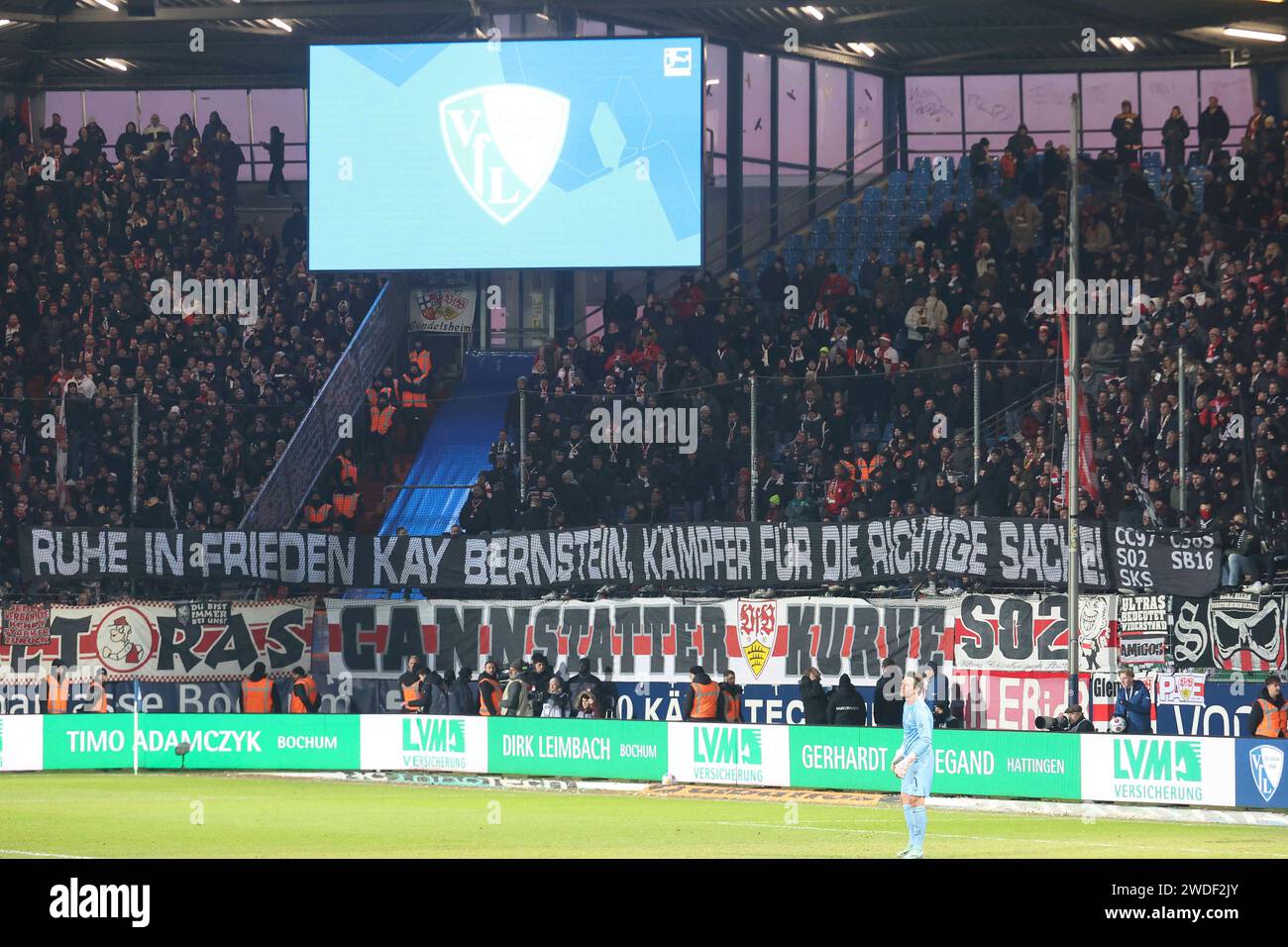 Bochum, Deutschland. Januar 2024. 1. Bundesliga - VfL Bochum - VfB Stuttgart am 20.01.2024 im Vonovia Ruhrstadion Bochum die VfB Stuttgart Fans mit einem Spruchband/Banner für den verstorbenen Hertha Präsidenten Kay Bernstein im Gästeblock Foto: Osnapix DFL-Vorschriften verbieten jede Verwendung von Fotografien als Bildsequenzen und/oder Quasi-Video Credit: dpa/Alamy Live News Stockfoto