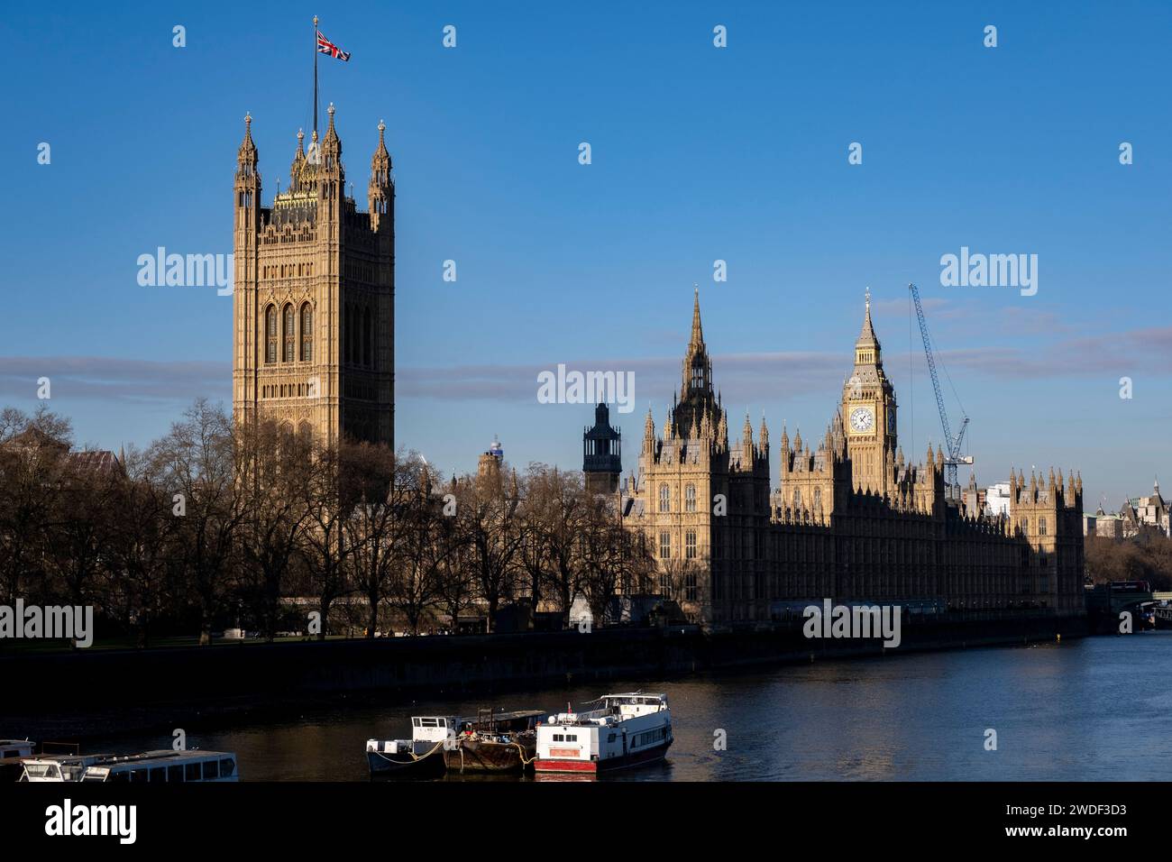 Blick auf die Houses of Parliament, den Palace of Westminster und den Uhrturm alias Big Ben am 16. Januar 2024 in London, Großbritannien. Big Ben ist der Spitzname für die große Glocke der schlagenden Uhr am nördlichen Ende des Palace of Westminster in London, England, obwohl der Name häufig erweitert wird, um sich auch auf die Uhr und den Uhrenturm zu beziehen. Stockfoto