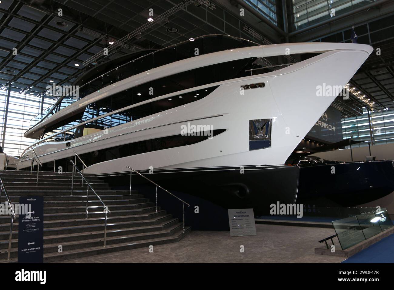 Prinzessin X95 größte Yacht auf der diesjährigen Messe, 29 Meter lang, Preis: Ab 7,6 Millionen Euro, 53. Boot Düsseldorf 2024, Bootausstellung, weltgrößte Yacht- und Wassersportmesse / weltweit führende Wassersport Messe, 20.-28.01.2024, Düsseldorf D *** Princess X95 größte Yacht auf der diesjährigen Messe, 29 Meter lang, Preis ab 7,6 Millionen Euro, 53 Boot Düsseldorf 2024, Bootsmesse, weltgrößte Yacht- und Wassersportmesse, Weltleitmesse für Wassersport, 20 28 01 2024, Düsseldorf D Stockfoto