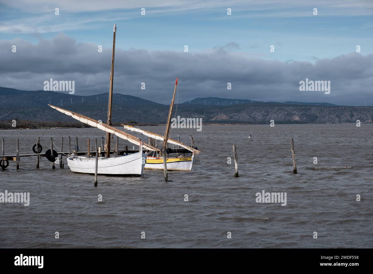 Zwei katalanische Boote auf dem Meer an einem Wintertag in Frankreich Stockfoto