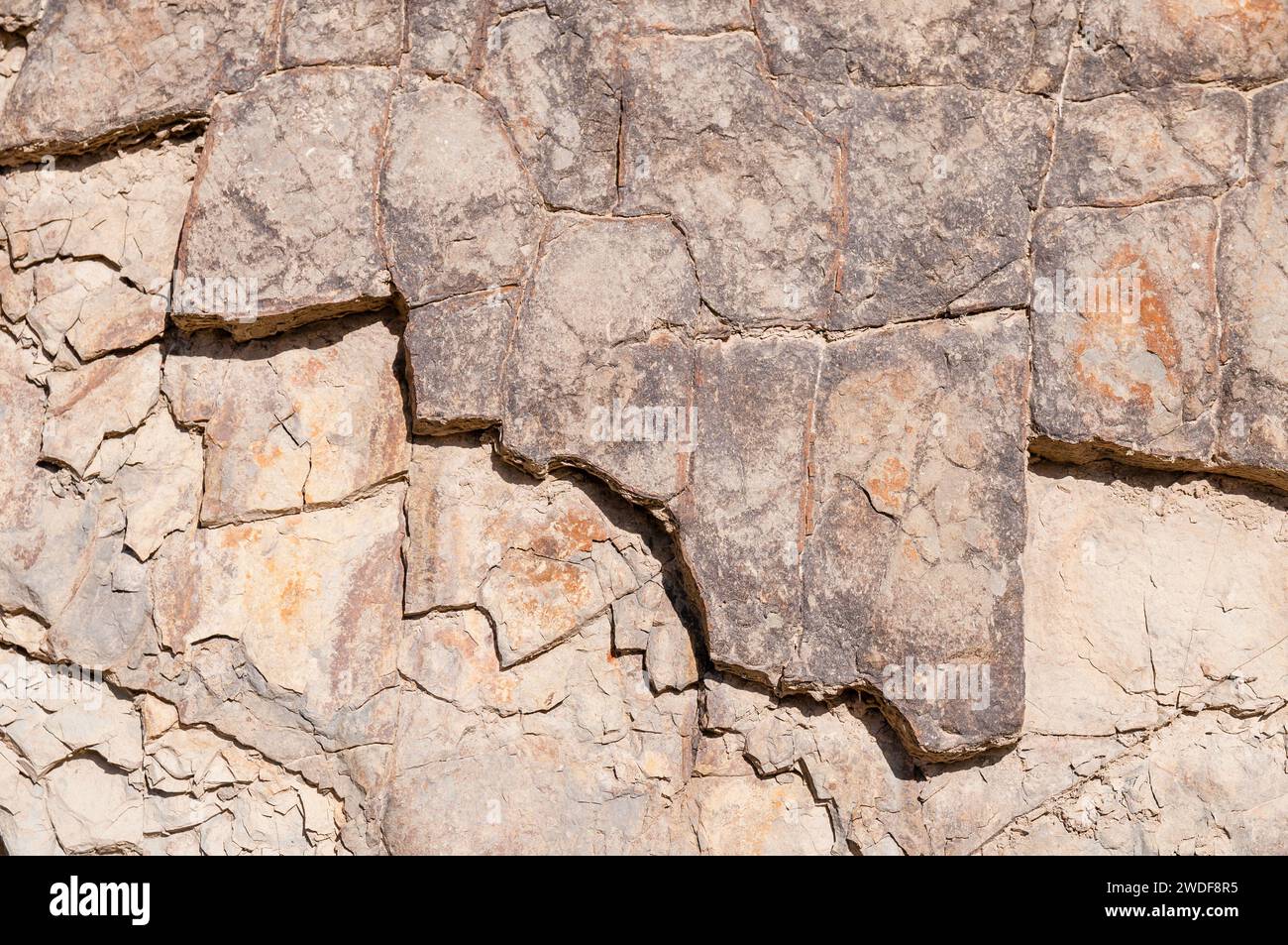 Felsenerosion am Straßenrand, Katalonien, Spanien Stockfoto