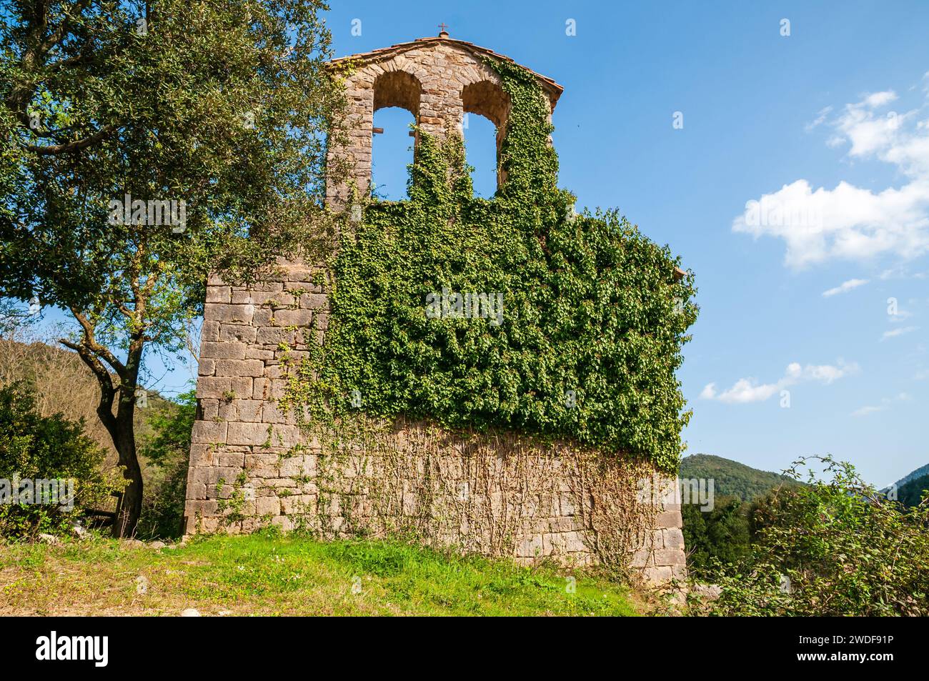 Outisde Sant Andreu de Porreres Kirche, Vall del Bac, Garrotxa, Katalonien, Spanien Stockfoto