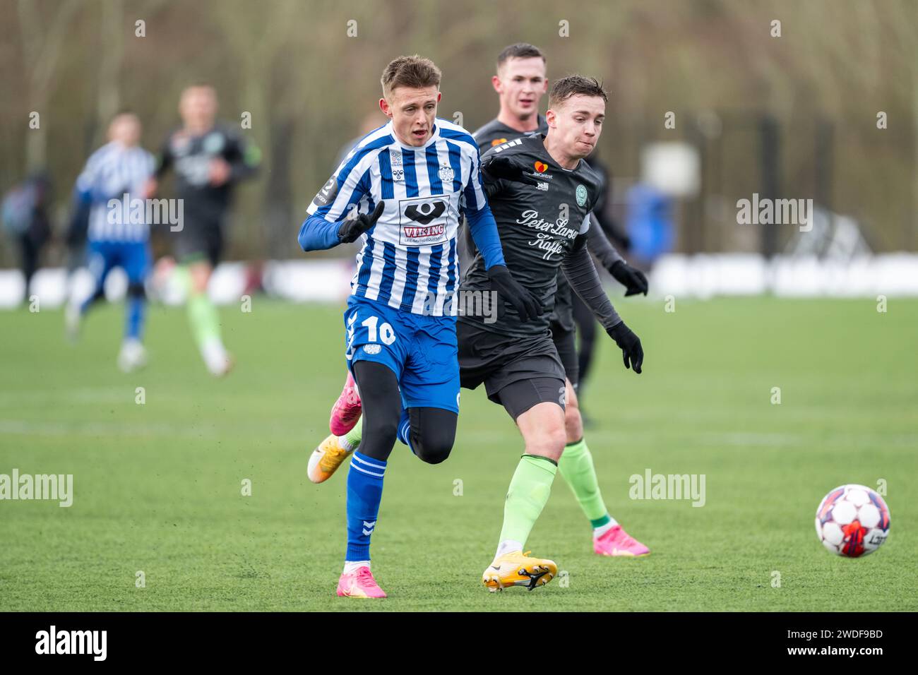 Varde, Dänemark. Januar 2024. Mathias Jorgensen (10) von Esbjerg FB und Mads Sondergaard (6) von Viborg FF wurden während eines Testspiels zwischen Esbjerg FB und Viborg FF in Varde gesehen. (Foto: Gonzales Photo - Frederikke Jensen). Stockfoto