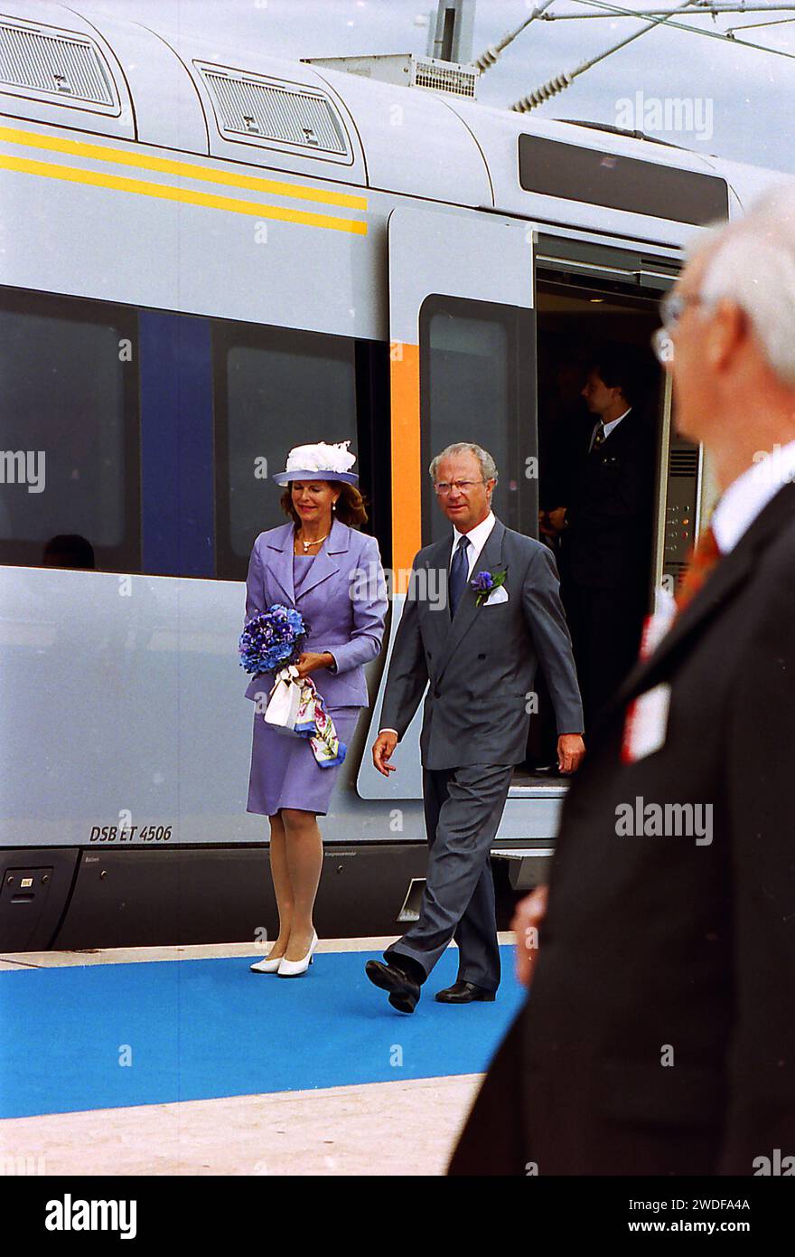 Peberholm /SCHWEDEN/DÄNEMARK. 01. Juli 2000   H.M die Königin Margrethe II. Und der Ehegatte Prinz Henrik kamen von dänischer Seite und treffen sich auf der künstlichen Insel Peberholm in einer unruhigen Meerenge mit H.M. dem König Carl Gustaf und Königin Sylvia von Schweden bei der offiziellen Eröffnung der Oresudnet-Brücke zwischen Dänemark und Schweden und ihren Kosten .£.2 Milliarden dkr. (Foto von Francis Joseph Dean/Deanpictures) Stockfoto