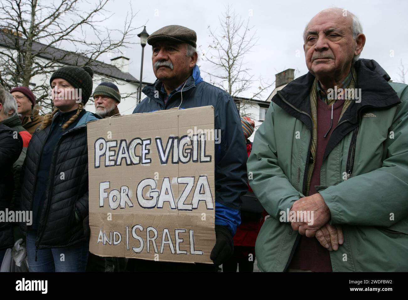 Wrexham, Großbritannien. Januar 2024. Ein älterer Mann steht still und hält während der Demonstration eine Friedensplakette. Palästinensische Demonstranten versammelten sich in der walisischen Stadt Llangollen und forderten ein Ende des Konflikts und der Kriegsverbrechen, die Israel während der jüngsten Invasion begangen hat. Die rufe nach Frieden kamen mit der Anerkennung, dass Israel bei seinem großflächigen Abschlachten unschuldiger Zivilisten im Gazastreifen nichts weniger als Völkermord begeht. (Foto: Andrew McCoy/SOPA Images/SIPA USA) Credit: SIPA USA/Alamy Live News Stockfoto