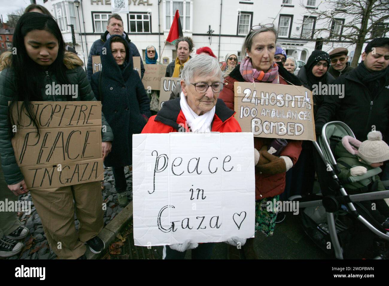 Wrexham, Großbritannien. Januar 2024. Eine ältere Frau hält während der Friedensvigil ein Plakat mit der Aufschrift "Frieden in Gaza". Palästinensische Demonstranten versammelten sich in der walisischen Stadt Llangollen und forderten ein Ende des Konflikts und der Kriegsverbrechen, die Israel während der jüngsten Invasion begangen hat. Die rufe nach Frieden kamen mit der Anerkennung, dass Israel bei seinem großflächigen Abschlachten unschuldiger Zivilisten im Gazastreifen nichts weniger als Völkermord begeht. (Foto: Andrew McCoy/SOPA Images/SIPA USA) Credit: SIPA USA/Alamy Live News Stockfoto