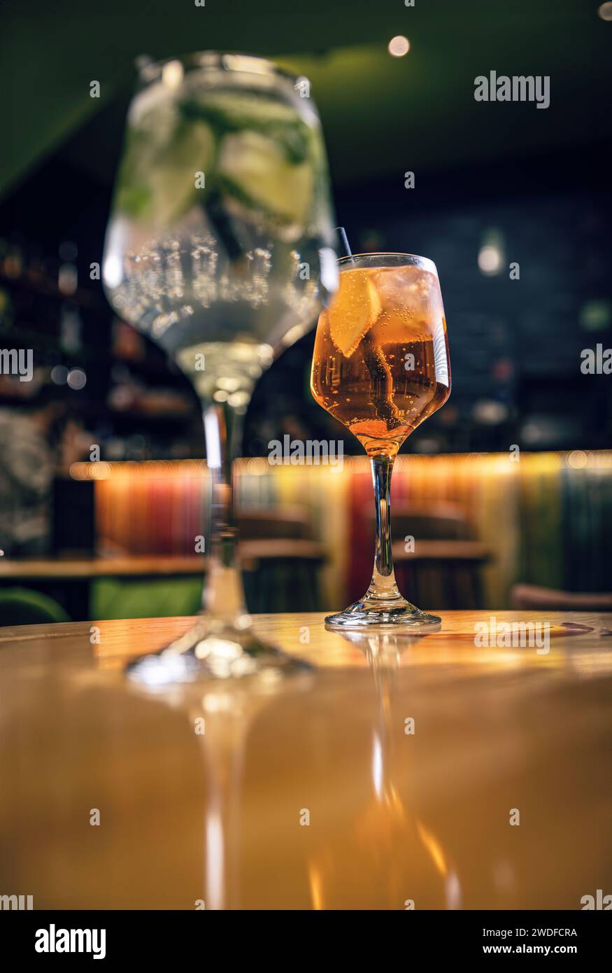 Gin Tonic und aperol Spritz Longdrink als klassischer Cocktail in verschiedenen Formen Stockfoto