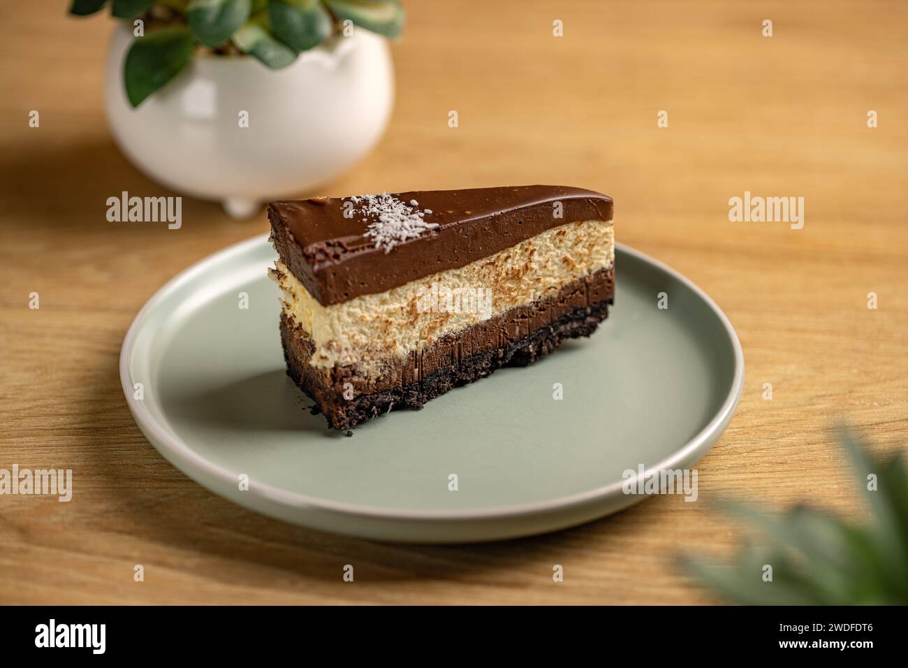 Eine Scheibe dreifacher Schokoladenmousse auf dem Teller Stockfoto