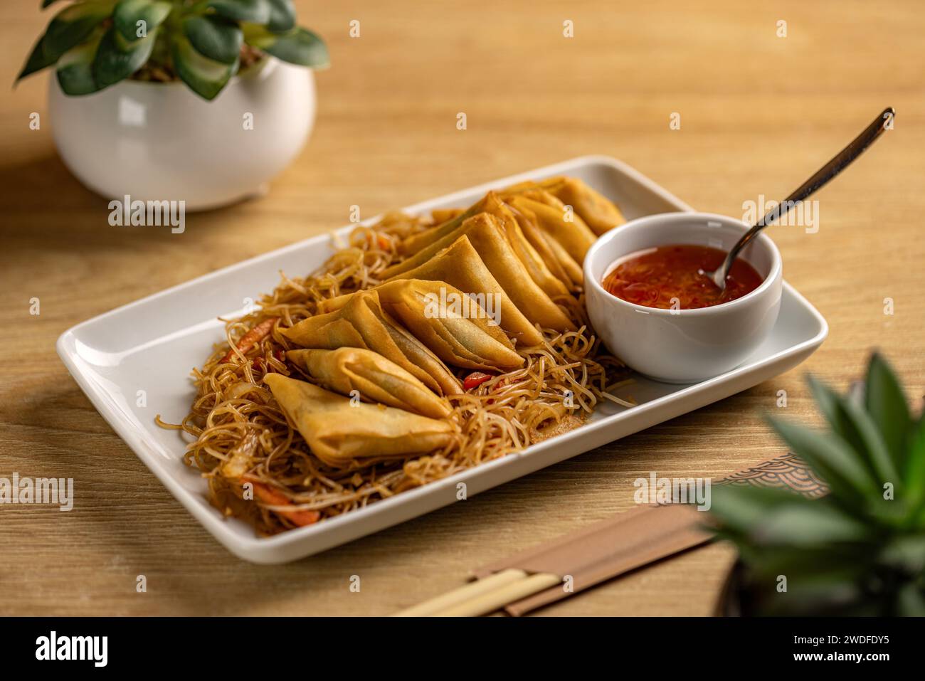 Traditionelle lokale Küche in Asien. Frisch gebratenes chinesisches Essen Stockfoto