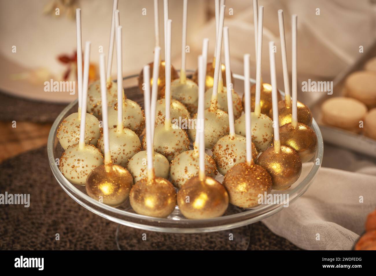 Süßer Schokoladenkuchen auf dem süßen Hochzeitstisch Stockfoto