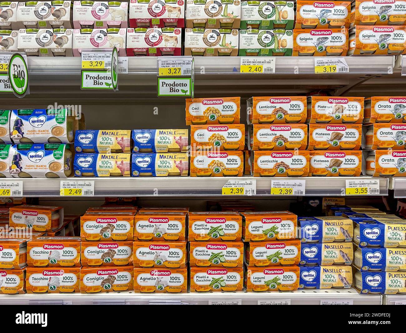 Italien - 17. Januar 2024: Homogenisierte Babynahrung verschiedener Geschmacksrichtungen in Verpackungen verschiedener Marken, Plasmon und Mellin, in Regalen zum Verkauf in ausgestellt Stockfoto