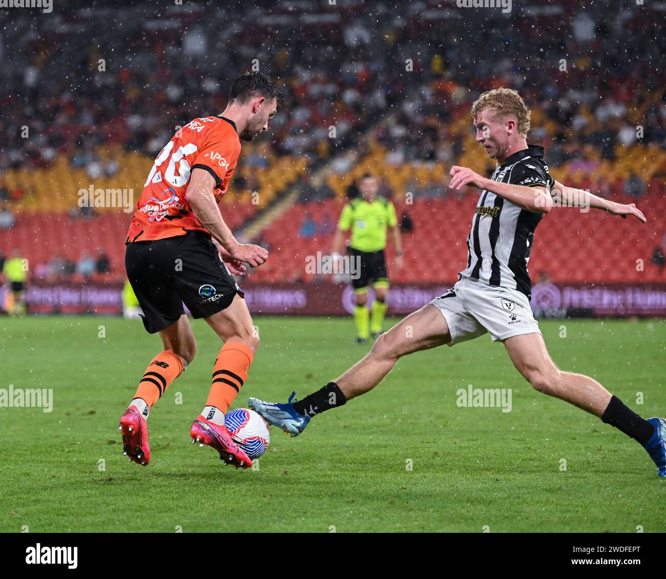 Jay O’Shea tritt gegen Mittelfeldspieler Jed Drew in Runde 13 des A-League-Herrenfußballs an, Brisbane Roar gegen Macarthur FC, Suncorp Stadium, Brisbane, Queenslan Stockfoto