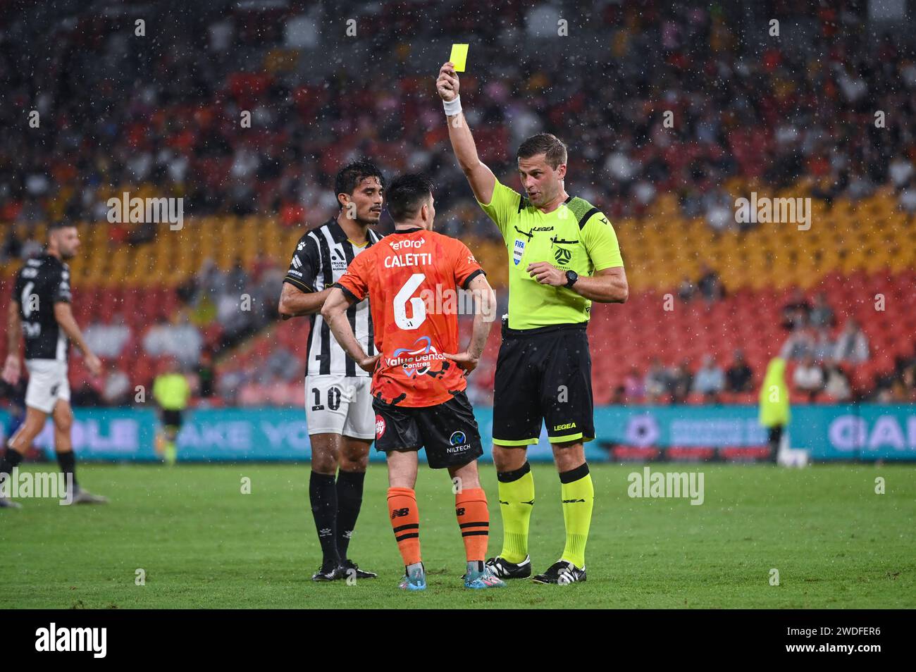 Joe Caletti erhält gelbe Karte für Foul Tackle auf Dávila Plascencia in Runde 13 des A-League-Herrenfußballs Brisbane Roar gegen Macarthur FC, Suncor Stockfoto