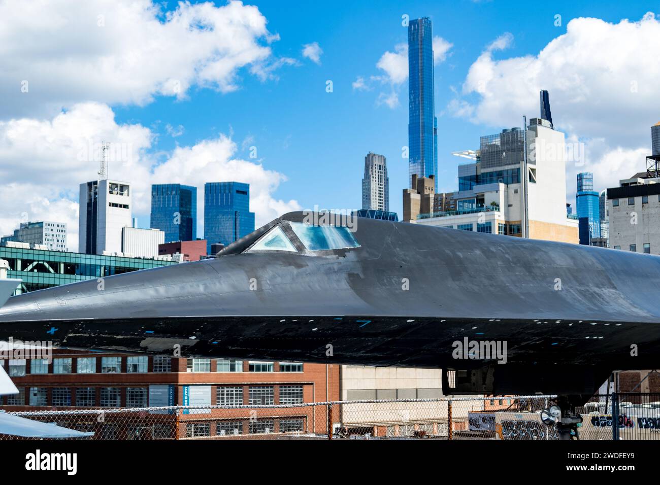 Ein Lockheed A-12 Spionageflugzeug, das auf dem Flugdeck der USS Intrepid ausgestellt ist, ankert am Pier 86, Hells Kitchen, Manhattan, New York, mit der Skyline von New York Stockfoto