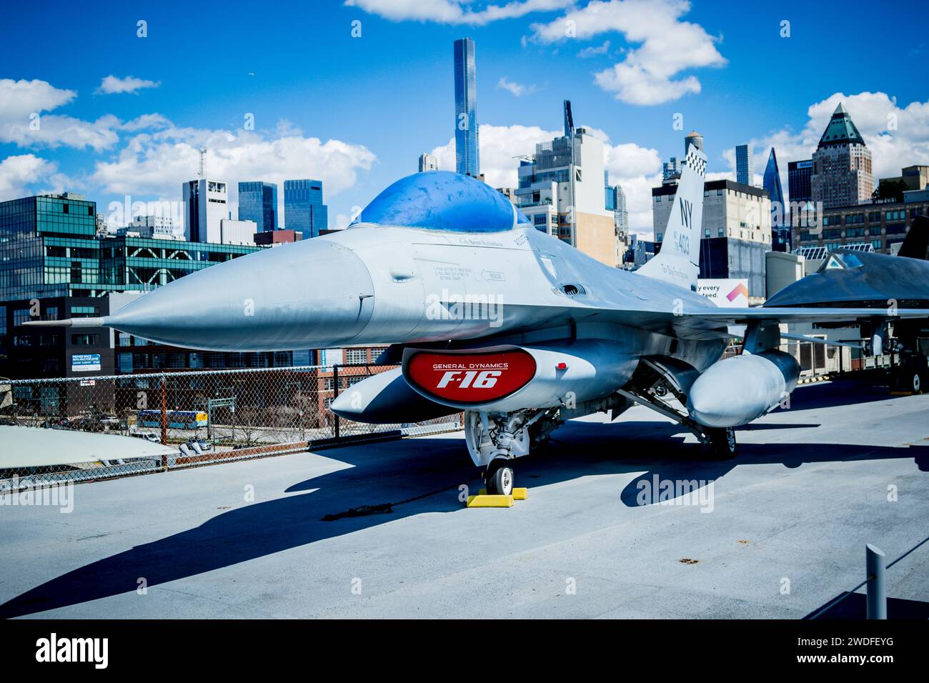 Ein General Dynamics F16 Kampfjet Falcon, auf dem Flugdeck des Flugzeugträgers USS Intrepid, Pier 86, Hells Kitchen, Manhattan, New York Stockfoto