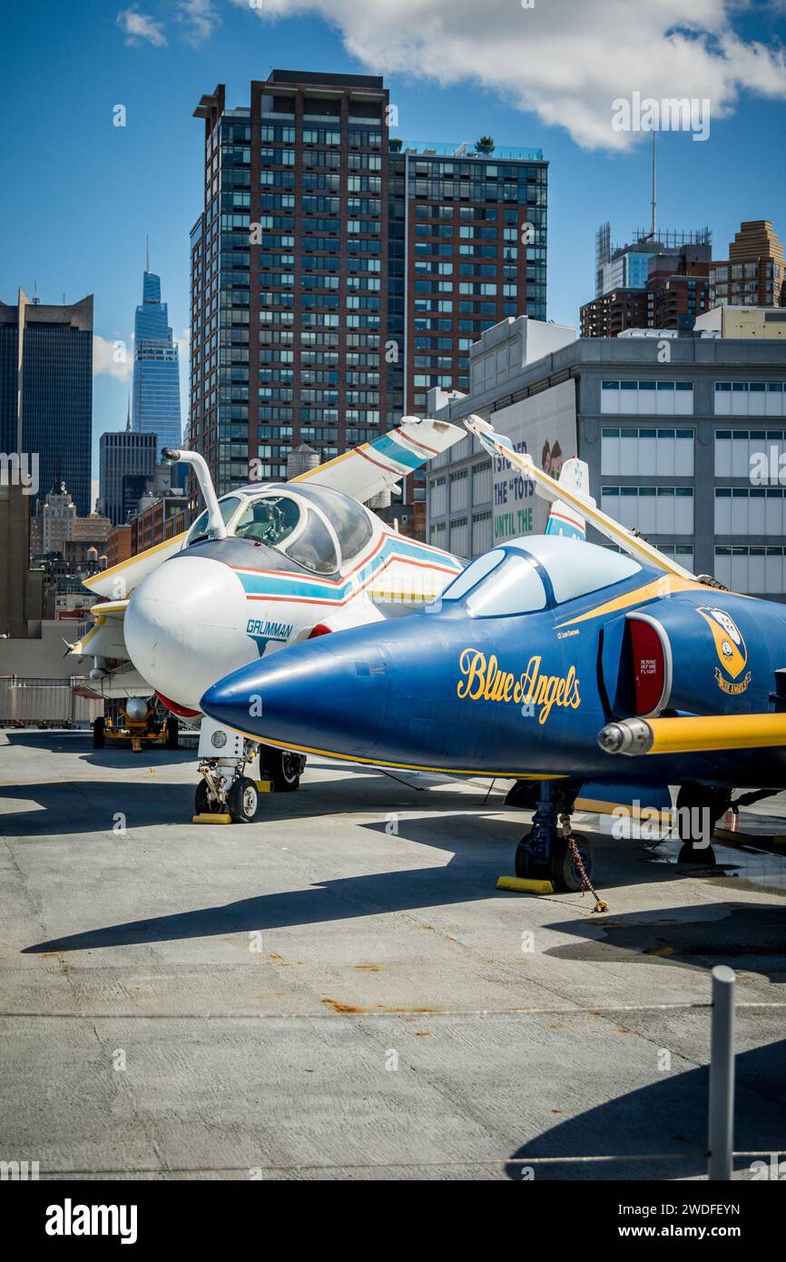 Ein Grumman F11F Tiger Jet in den Farben Blue Engels, vor einem Grumman A6E Eindringling, USS Intrepid Aircraft Carrier, Pier 86, Manhattan, New York Stockfoto