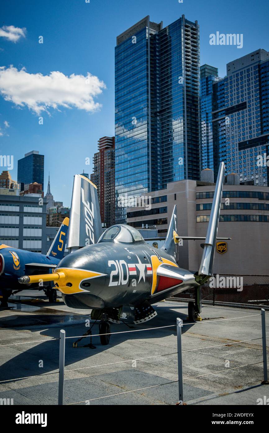 Ein Grumman F9F-8 auf dem Flugdeck des Flugzeugträgers USS Intrepid, Pier 86, Manhattan, New York Stockfoto
