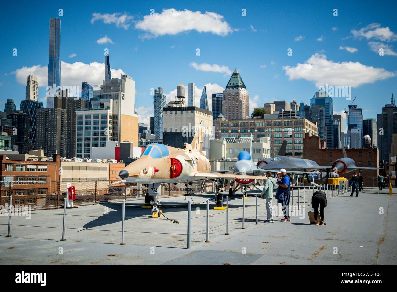 Ein israelischer Kfir auf dem Flugdeck des Flugzeugträgers USS Intrepid, Pier 86, Manhattan, New York Stockfoto