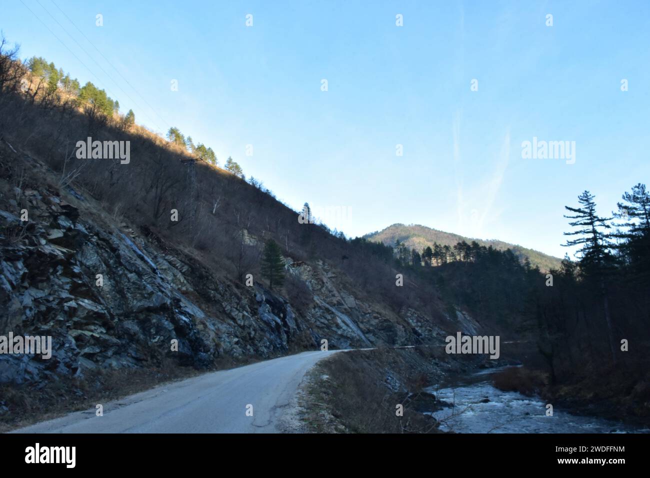 Malerischer Blick auf den Motorradweg durch den Bergpass Stockfoto