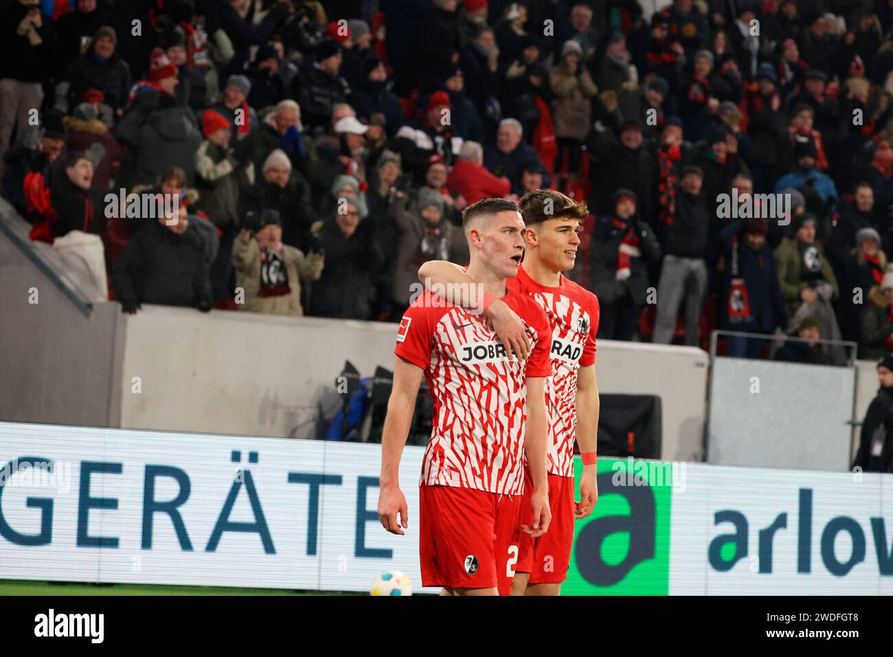 Freiburg, Deutschland. Januar 2024. Noah Weißhaupt (SC Freiburg) umarmt den Torschützen Roland Sallai (SC Freiburg) beim Spiel der 1. FBL: 23-24: 18 Sptg. SC Freiburg - TSG 1899 Hoffenheim DFL-VORSCHRIFTEN VERBIETEN JEDE VERWENDUNG VON FOTOGRAFIEN ALS BILDSEQUENZEN UND/ODER QUASI-VIDEONann Credit: dpa/Alamy Live News Stockfoto