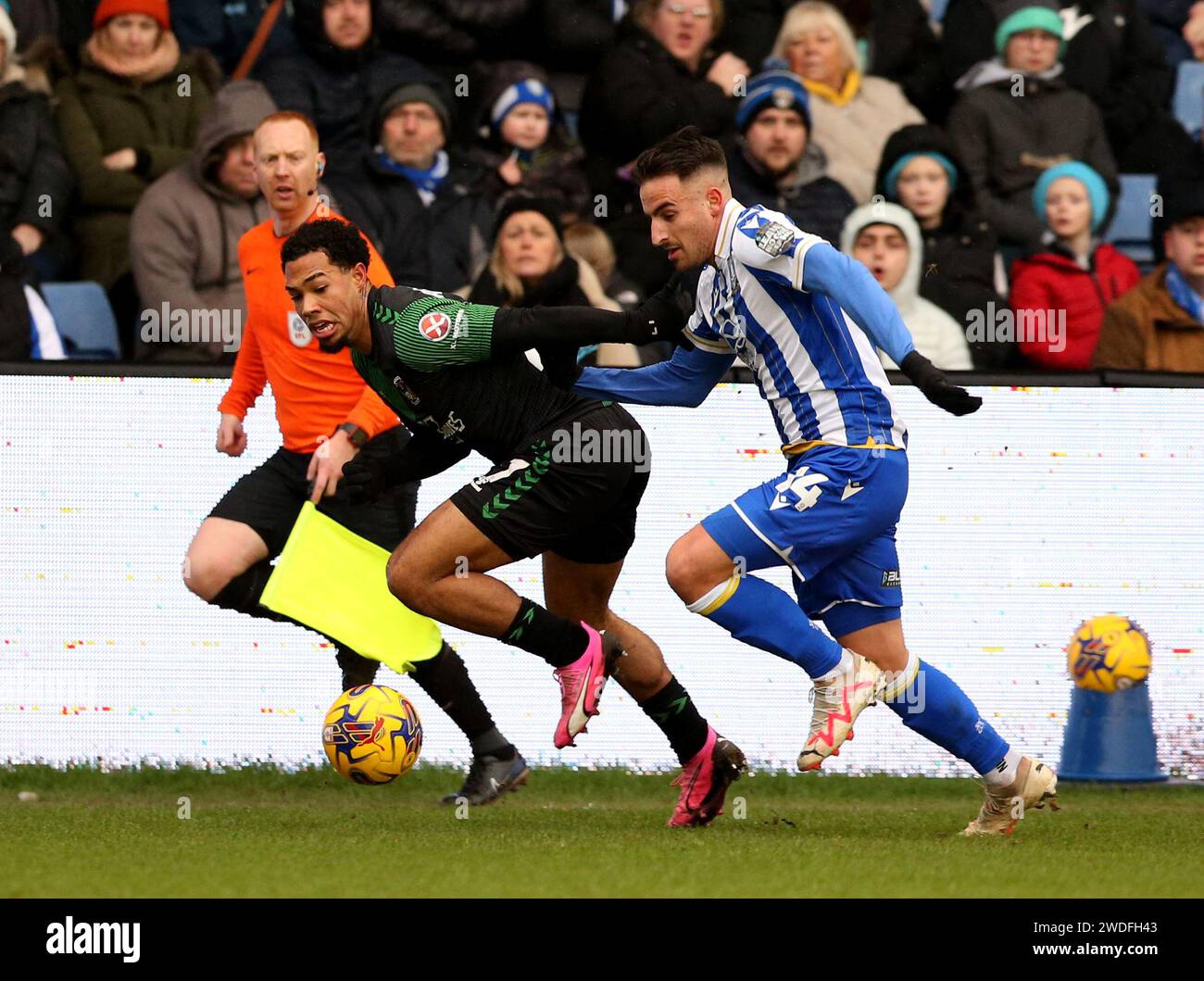 Coventry City's Milan van Ewijk (links) und Sheffield Wednesday's Pol Valentin kämpfen um den Ball während des Sky Bet Championship Matches in Hillsborough, Sheffield. Bilddatum: Samstag, 20. Januar 2024. Stockfoto