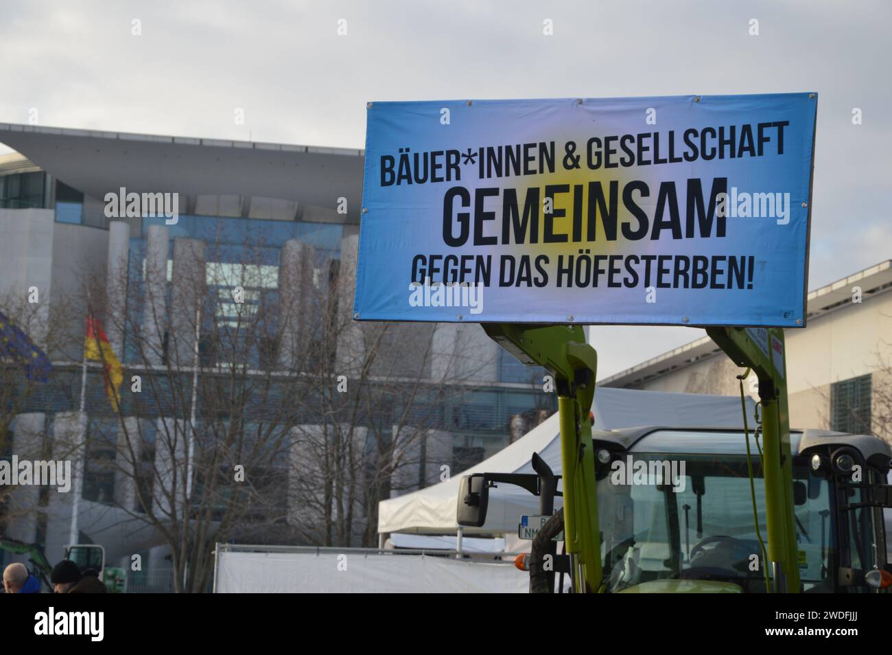 Berlin, Deutschland - 20. Januar 2024 - Tausende fordern eine klimafreundliche Agrarpolitik. (Foto: Markku Rainer Peltonen) Stockfoto