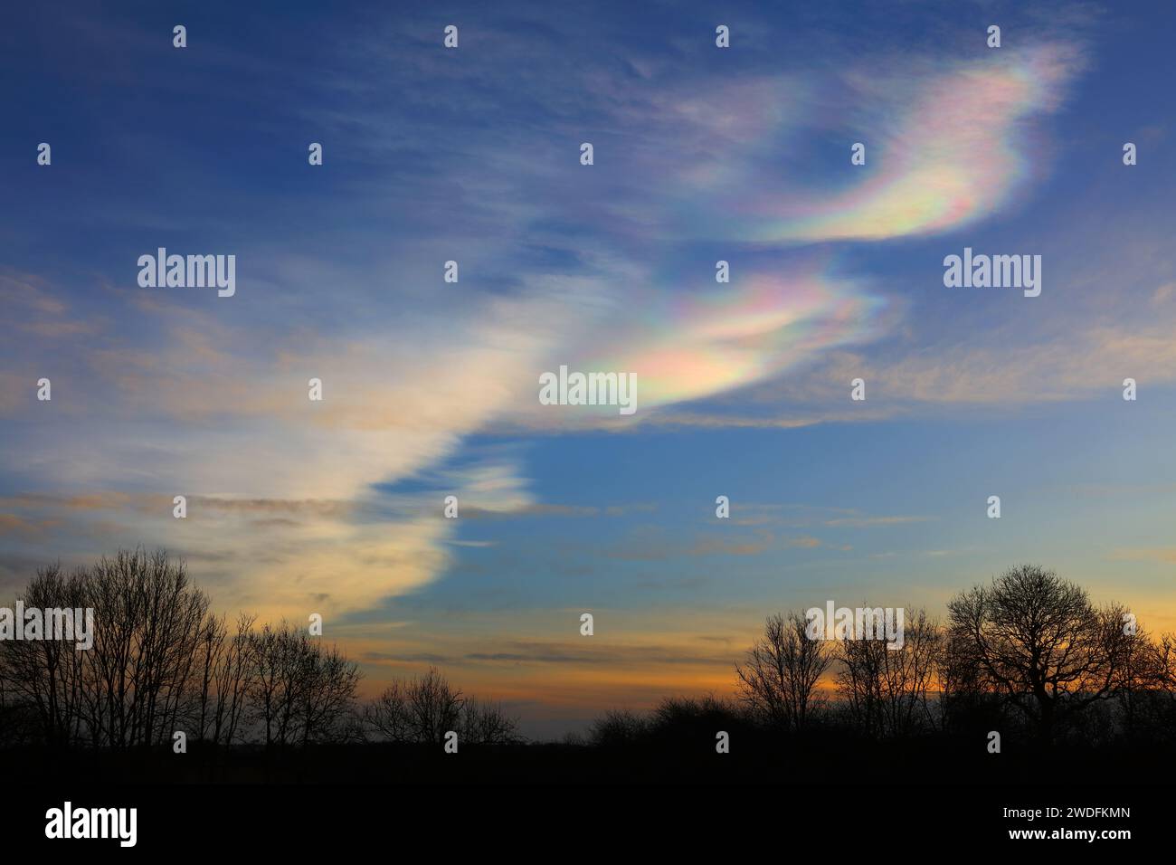 Wolkenlandschaft mit seltenen Nacreous Wolken bei Sonnenuntergang bei Ferryhill, County Durham, England. Stockfoto