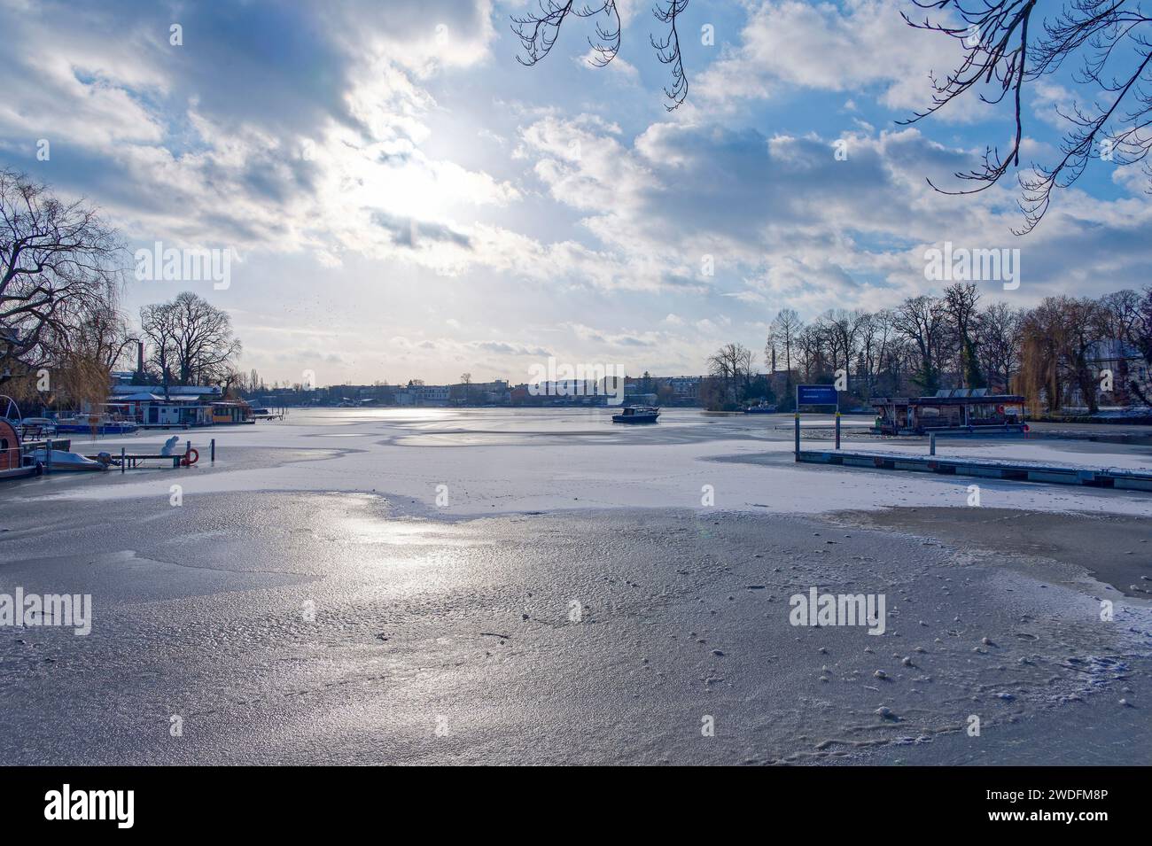 Winterszene an der gefrorenen Dahme in Berlin-Köpenick. Stockfoto