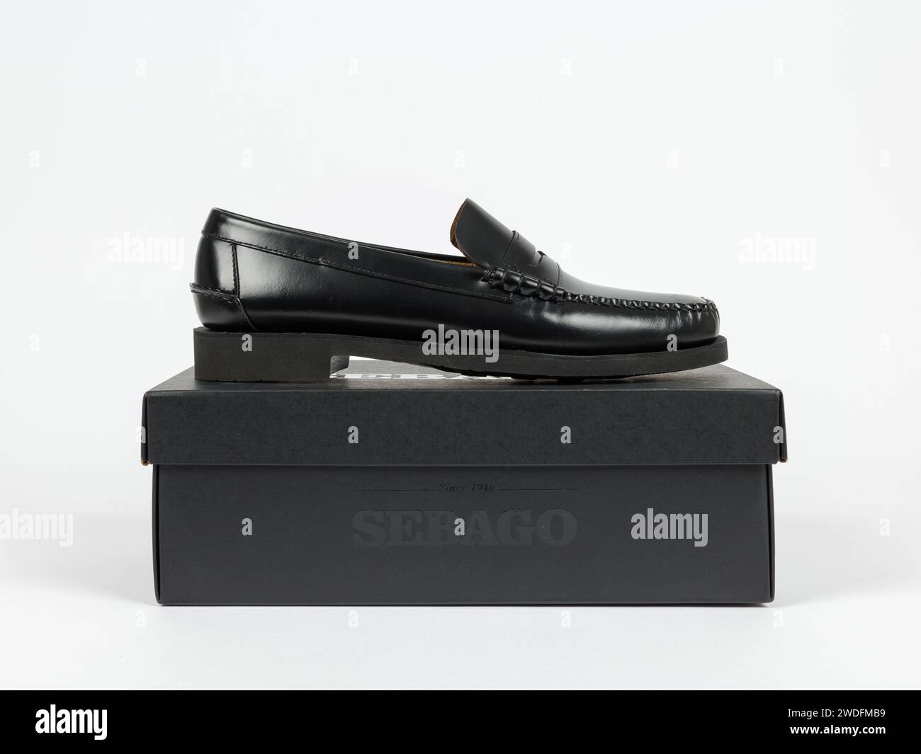 Kopenhagen, Dänemark - 21. Januar 2024: Sebago Dan Polaris schwarzer Lederloafer 7001GW0 902 auf einem Schuhkarton. Illustratives redaktionelles Foto. Stockfoto