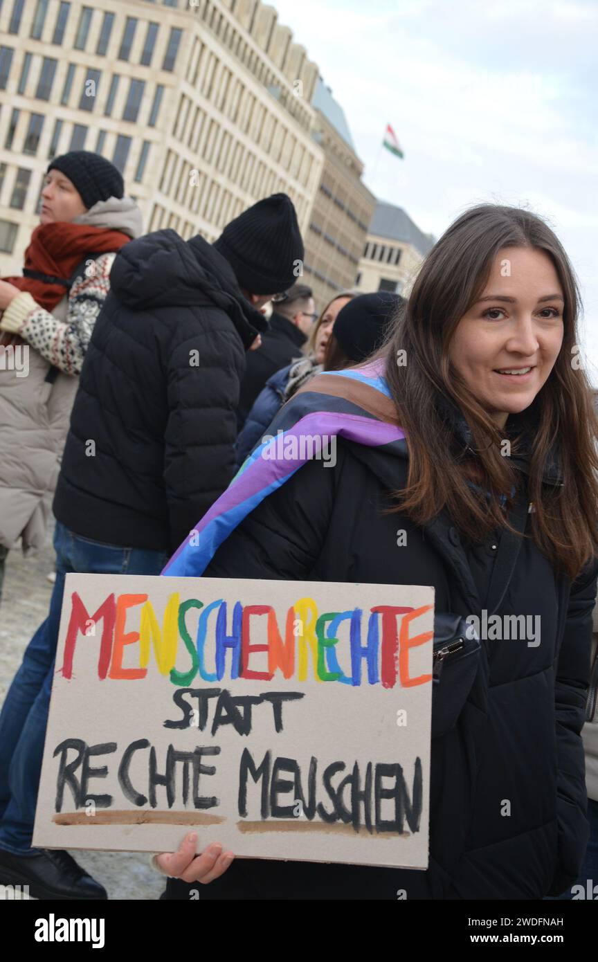 Berlin - 20. Januar 2024 - Rallye auf dem Pariser Platz vor dem Brandenburger Tor gegen Rechtsextremismus. (Foto: Markku Rainer Peltonen) Stockfoto