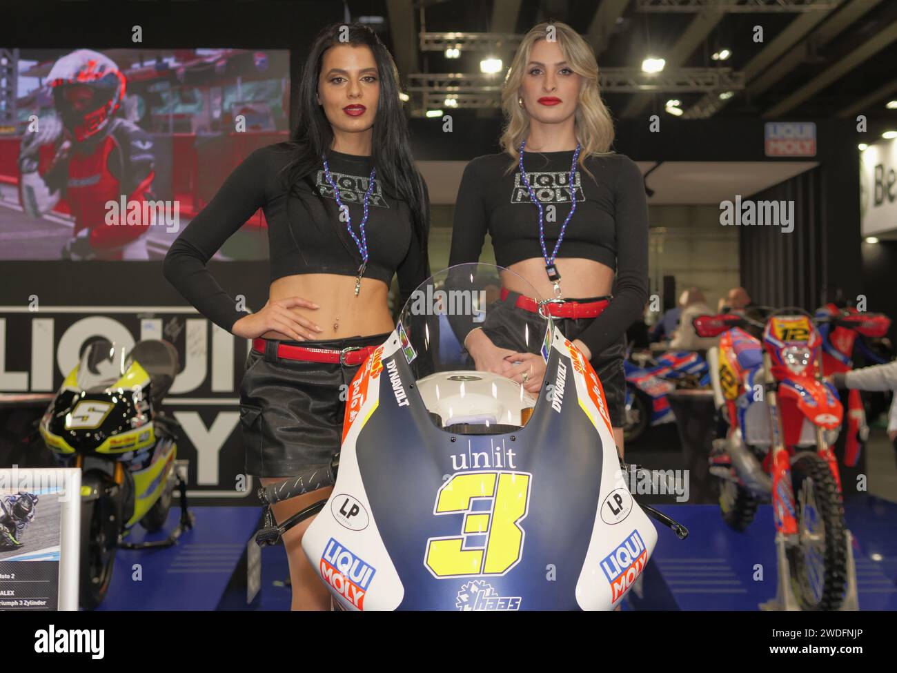 Model posiert auf dem Motorrad auf der Motor Bike expo Verona, Veneto, Italien Stockfoto