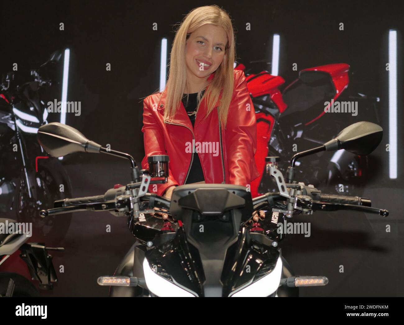 Model posiert auf dem Motorrad auf der Motor Bike expo Verona, Veneto, Italien Stockfoto