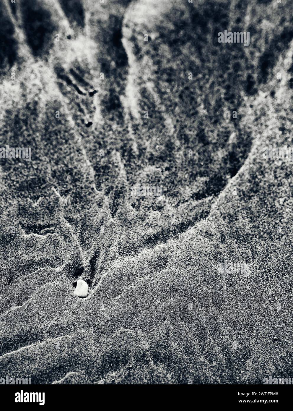 Rillen, die von Stein im Sand während der Flut am Strand von Denia hinterlassen wurden Stockfoto