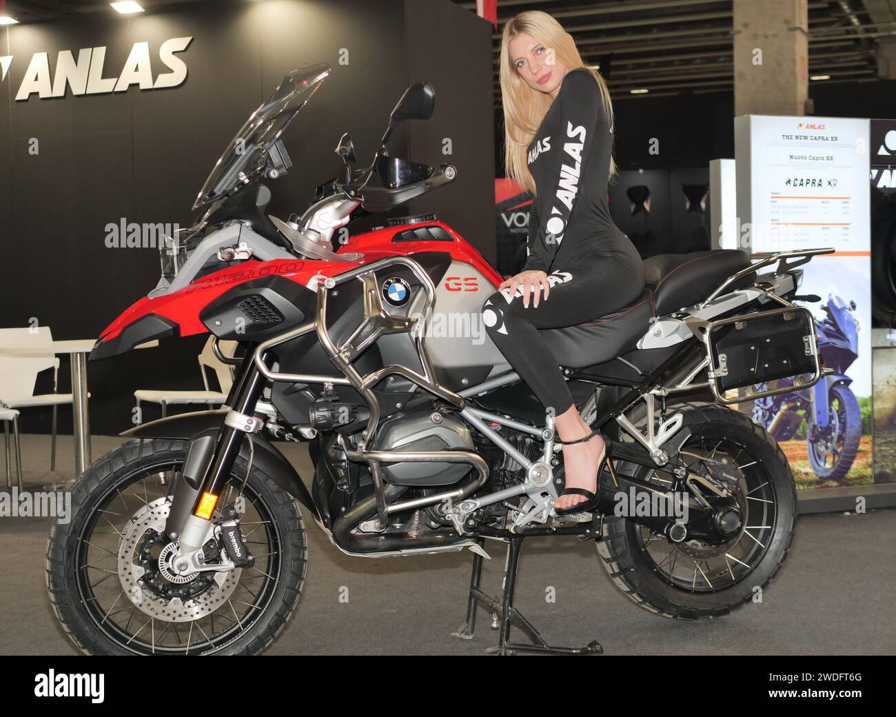 Model posiert auf dem Motorrad auf der Motor Bike expo Verona, Veneto, Italien Stockfoto