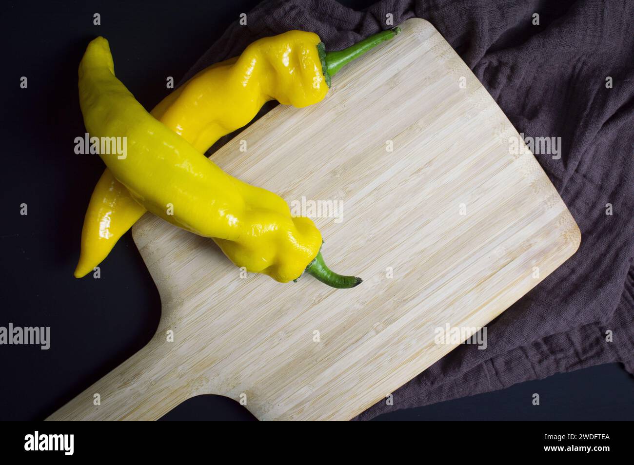 Gelbe Pfefferfotografie auf schwarzem Hintergrund lebendige Farbe Stockfoto