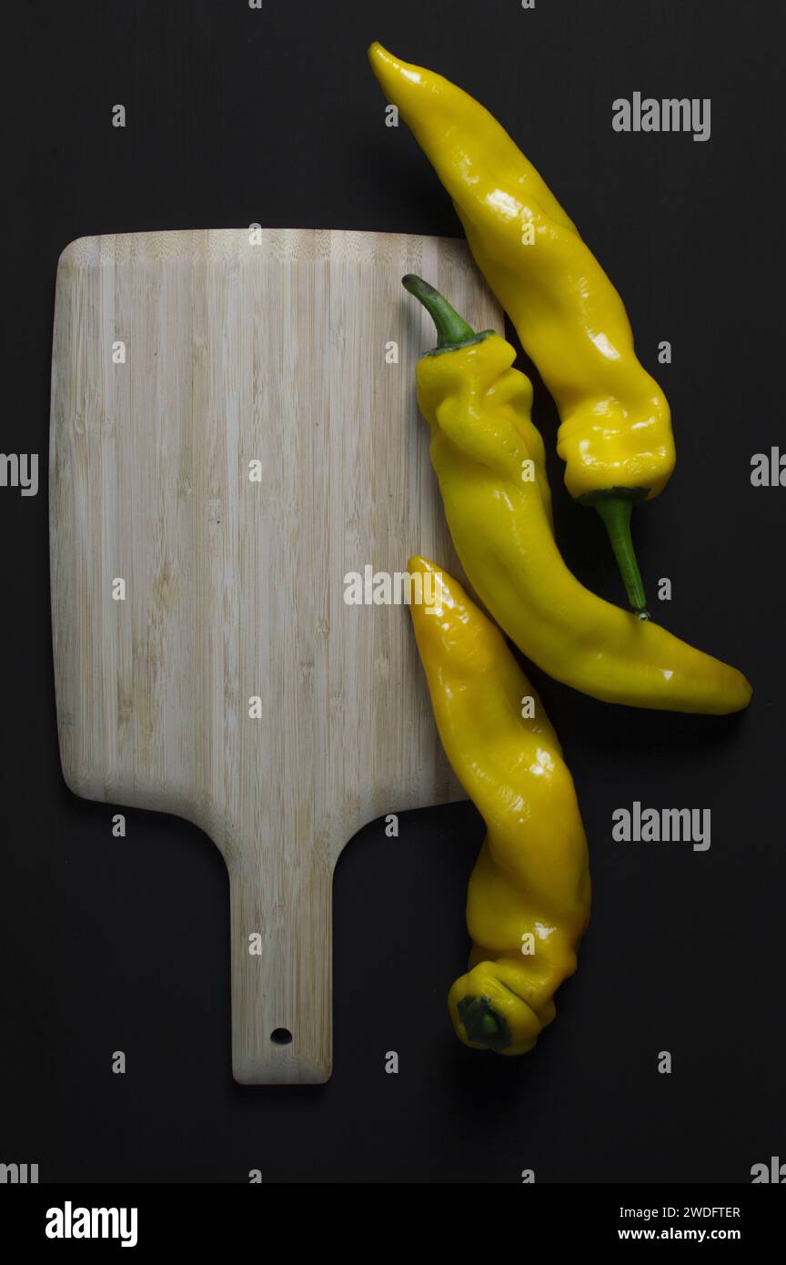 Gelbe Pfefferfotografie auf schwarzem Hintergrund lebendige Farbe Stockfoto