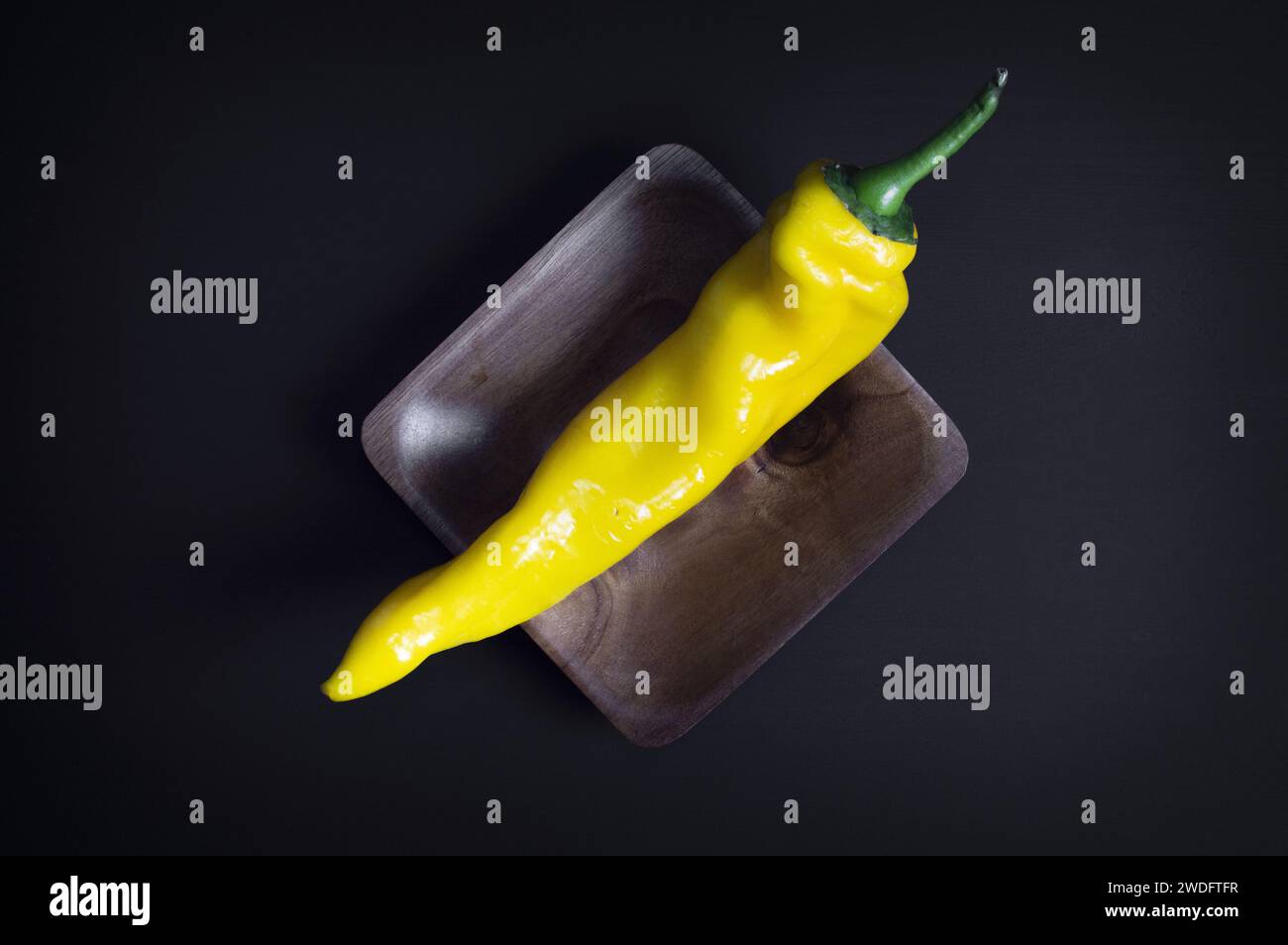 Gelbe Pfefferfotografie auf schwarzem Hintergrund lebendige Farbe Stockfoto