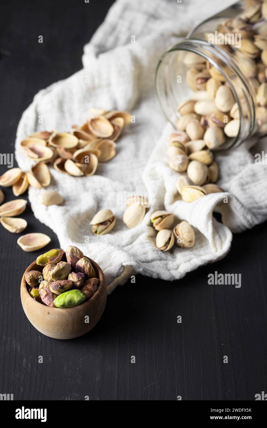 Pistazien-Fotografie auf schwarzem Hintergrund Komposition Food Art Stockfoto