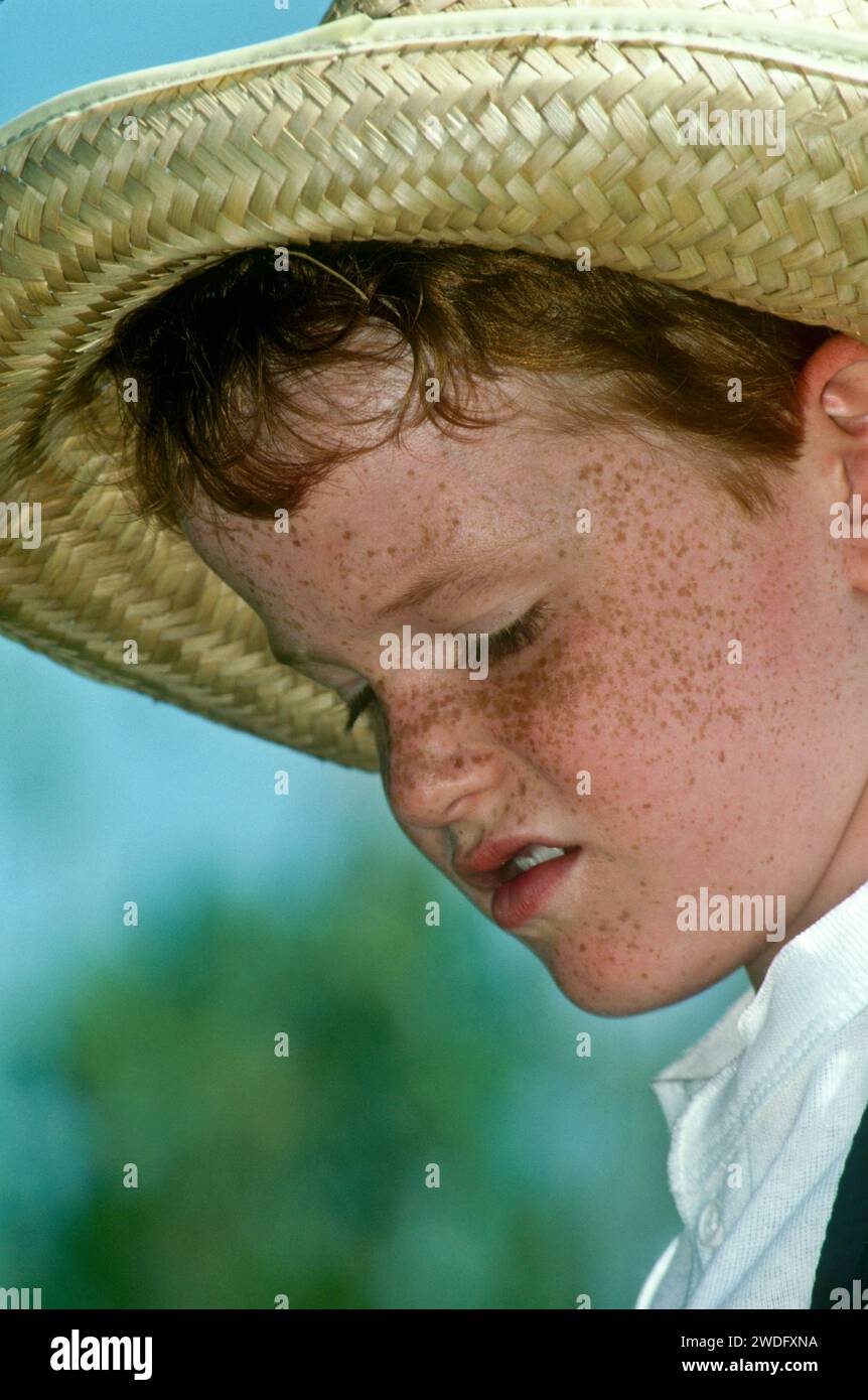 Rothaariger Junge, gekleidet als Huck Finn zur Feier des 4. Juli Unabhängigkeitstages, nachdenklich, Mittelwesten USA Stockfoto