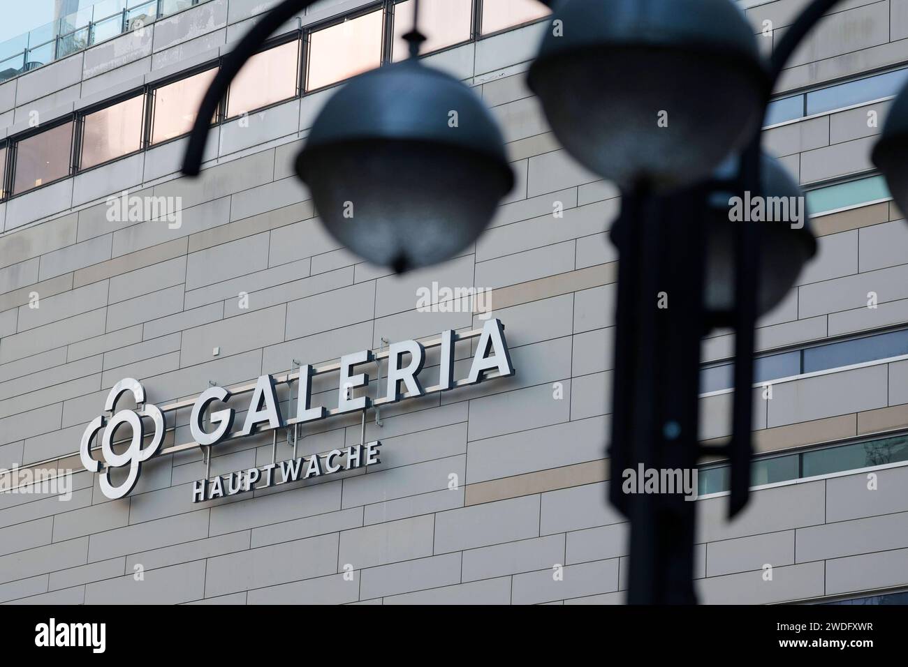 Frankfurt Impressionen 20.01.2024 Schriftzug GALERIA am Kaufhaus Kaufhof Karstadt auf der Zeil Hauptwache mit ausgeschalteter Strassenlampe - Symbolfoto Frankfurt Main Hessen Deutschland *** Frankfurt Impressionen 20 01 2024 GALERIA Schriftzug am Kaufhof Karstadt Kaufhof auf der Zeil Hauptwache mit ausgeschalteter Straßenlampe Symbolfoto Frankfurt Main Hessen Deutschland Stockfoto