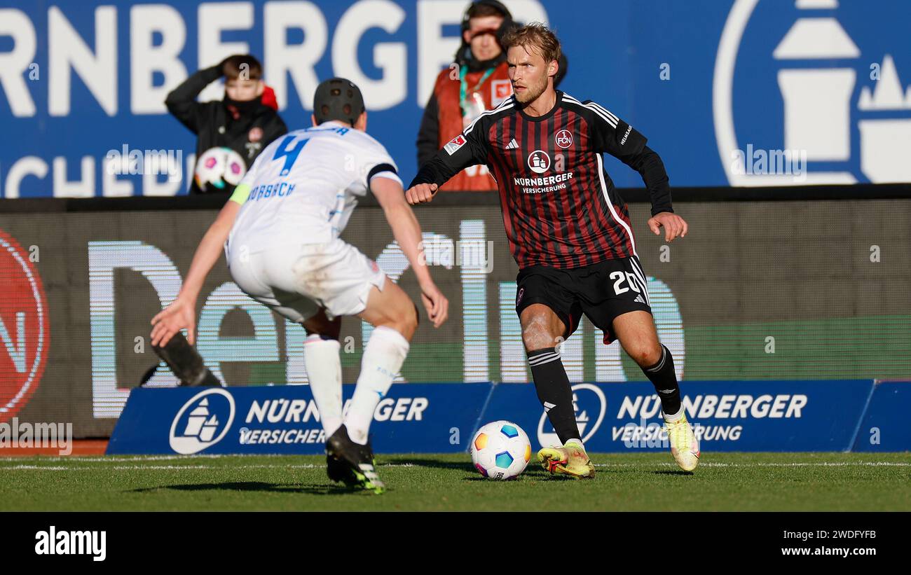 Nürnberg, Deutschland. Januar 2024. v. l. Damian Rossbach (FC Hansa Rostock, 4) und Sebastian Andersson (1. FC Nürnberg, 20). 20.01.2024, Fussball, 2. Bundesliga, 1. FC N?rnberg - F.C. Hansa Rostock, GER, Nürnberg, Max-Morlock-Stadion, DFL-VORSCHRIFTEN VERBIETEN DIE VERWENDUNG VON FOTOGRAFIEN ALS BILDSEQUENZEN UND/ODER QUASI-VIDEO. Quelle: dpa/Alamy Live News Stockfoto