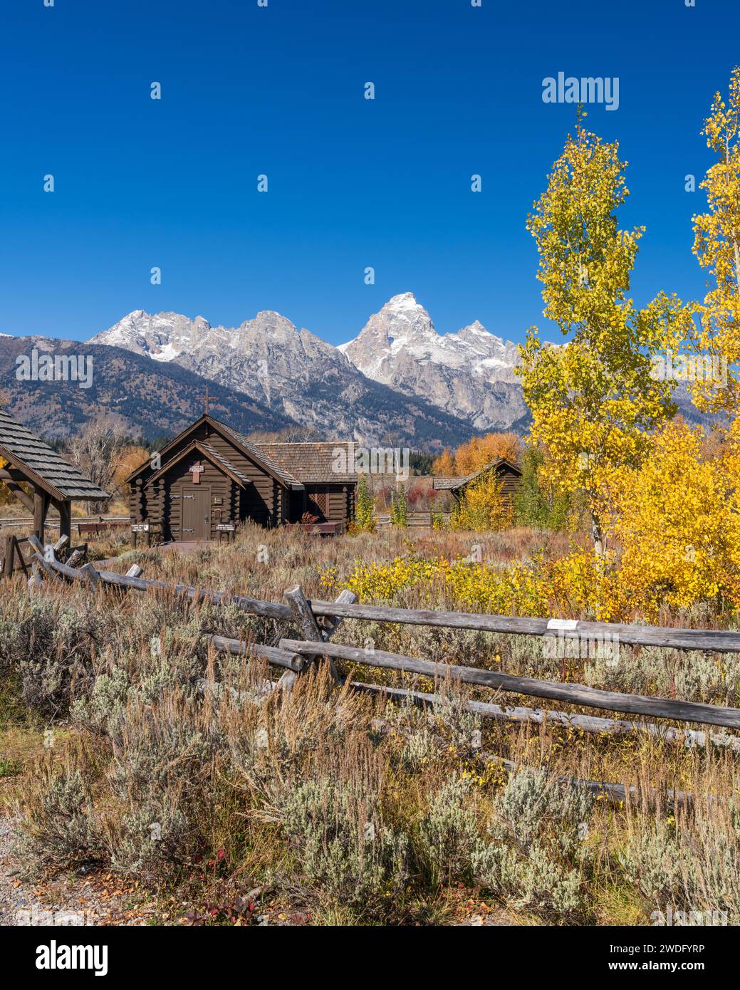 Die Kapelle der Verklärung, Episkopal mit einer Kulisse der Grand Tetons-Gebirgszüge im Grand Tetons-Nationalpark, Wyoming, USA. Stockfoto
