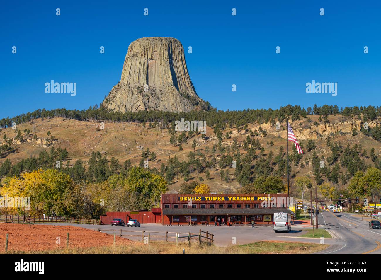Devils Tower National Monument mit Herbstlaub in der Nähe von Sundance, Wyoming, USA. Stockfoto